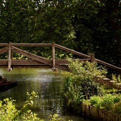 A wooden bridge spanning the River Cam in the grounds of Darwin College