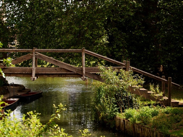 A wooden bridge spanning the River Cam in the grounds of Darwin College